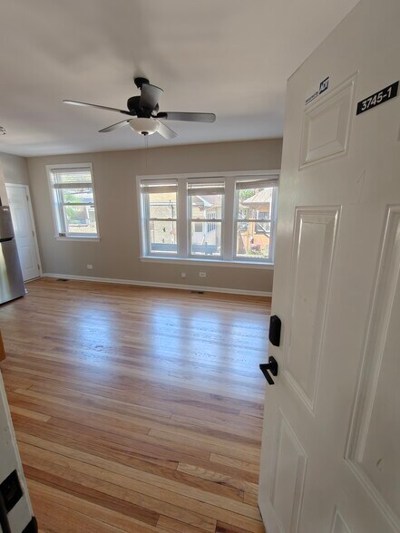 Building Photo - 4946 N Ridgeway Ave