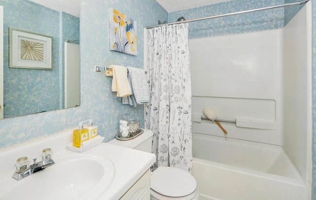 Building Photo - Well maintained condo in established Frederick neighborhood available mid April!