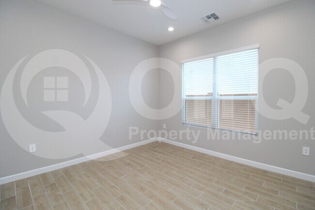 Building Photo - 5976 E Quail Ave