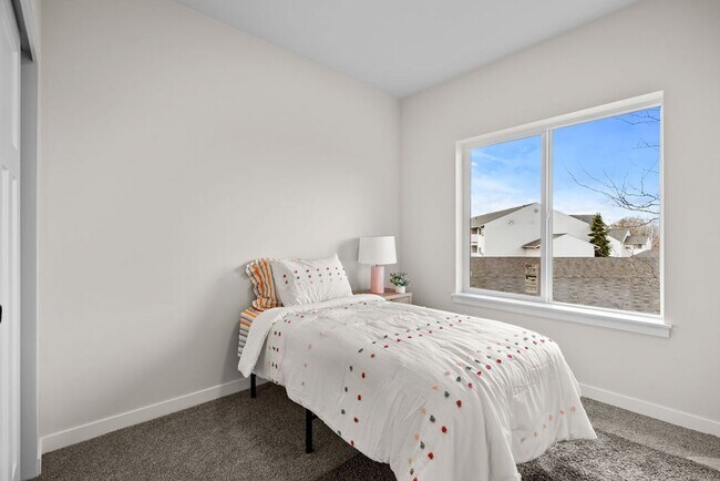 Building Photo - Luxury Living Off Appleway Trial Brand New...
