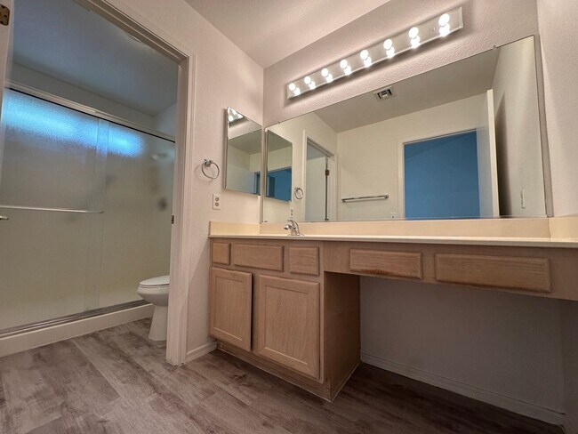 Building Photo - 2 Bedroom 2 Bathroom Sun City Summerlin To...