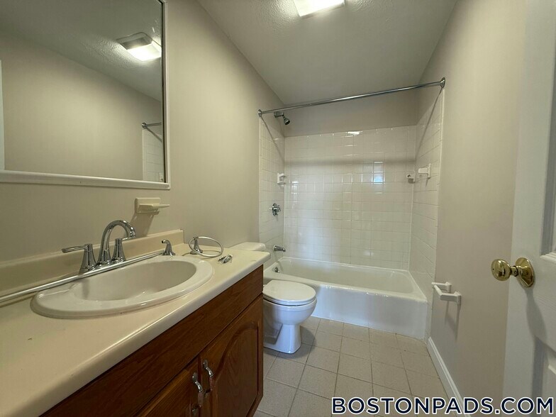 Building Photo - 13-27 Kenmar Dr.