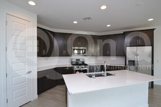 Building Photo - 9213 W Glenrosa Ave