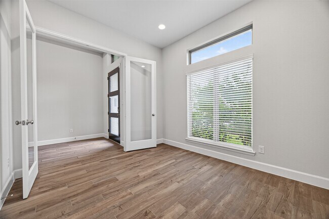 Building Photo - 302 Sky Top Dr