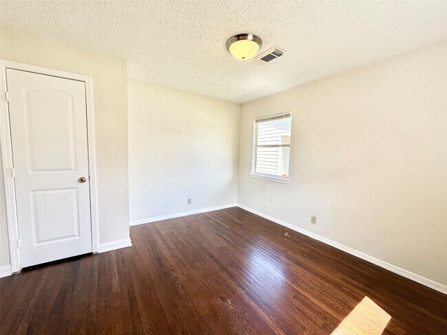 Building Photo - 5315 Newkirk Ln