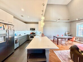 Building Photo - Stunning 2 Bed 2 Bath Plus Lofted Den in the Wicker Park area