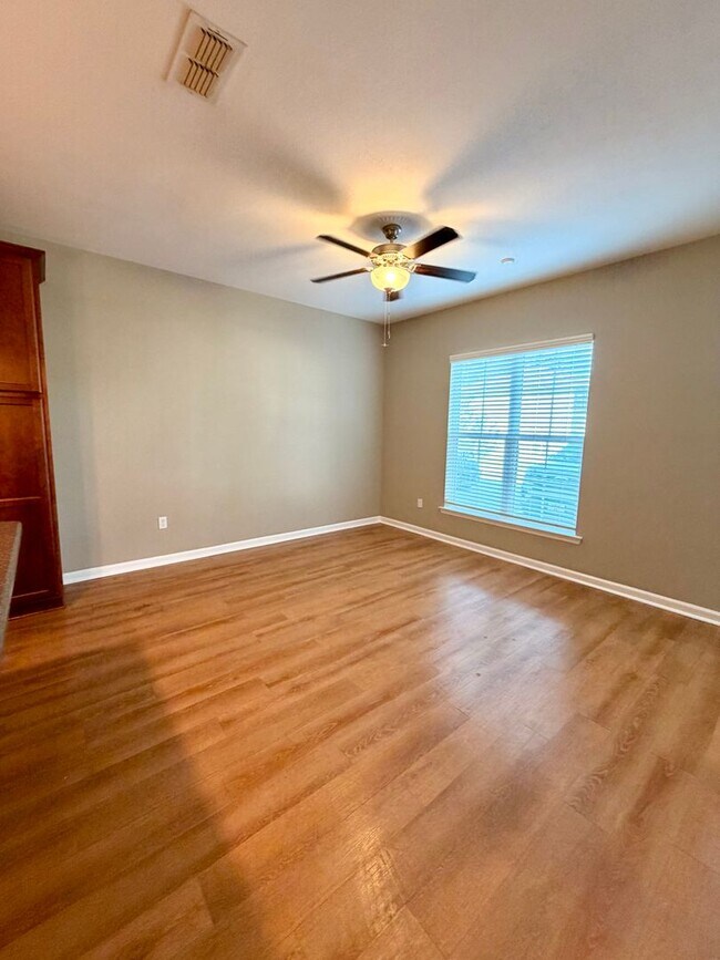 Building Photo - Modern 3/3 Condo | Prime Tallahassee Location