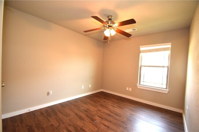 Building Photo - 710 SW Willowpoint Rd