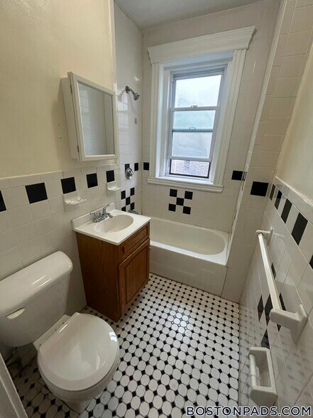 Building Photo - 364 Riverway