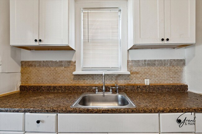 Building Photo - 2 bedroom $1200