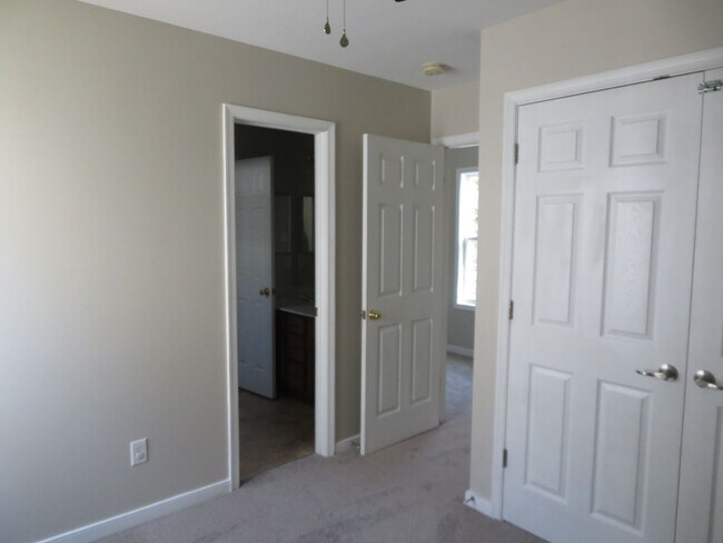 Building Photo - Colonial Heights