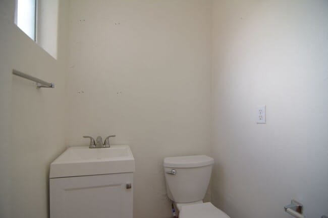 Building Photo - Charming 3 Bedroom 2 Bath Home! Central Tu...