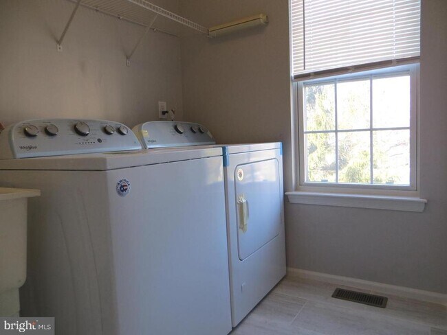 Building Photo - 3606 N Carriage Ct