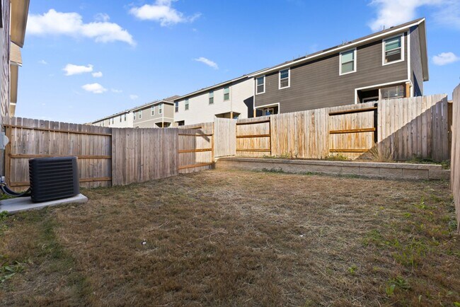 Building Photo - 7620 Magnolia Village