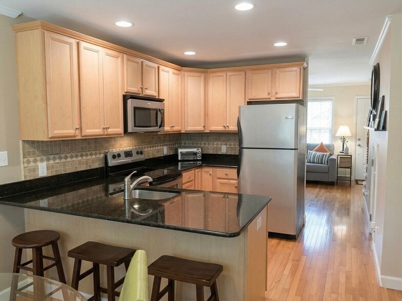 Building Photo - 200 Clover Ct