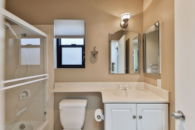 Building Photo - 8750 Villa La Jolla Dr