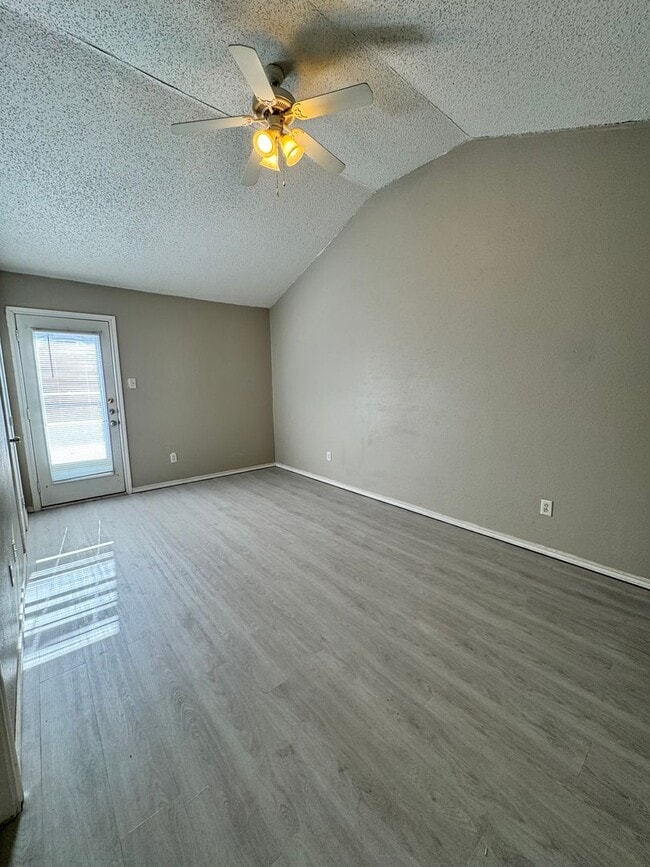 Building Photo - 4 Bedrooms at an Amazing Price! Remodeled 4 bedroom! Move In Special!