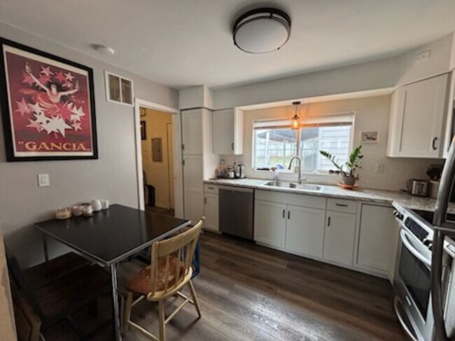 Building Photo - 2 BED | 1 BATH | SINGLE-LEVEL | SINGLE GARAGE | SOUTH