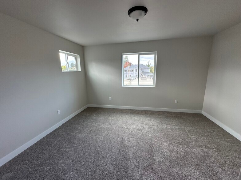 Building Photo - 450 SE Lilly Ave