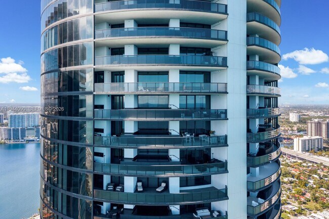 Building Photo - 18555 Collins Ave