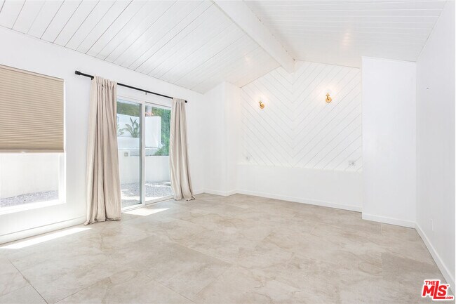 Building Photo - 16733 Oak View Dr