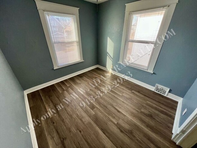 Building Photo - Cozy 4 Bed 2 Bath Home in KCK-Available NOW!!