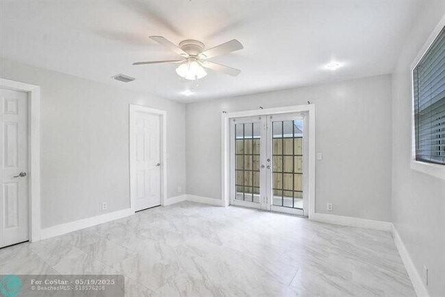 Building Photo - 802 SW 12th Ct