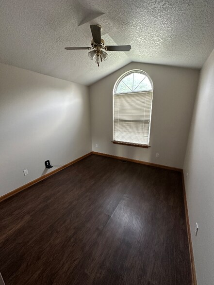 Building Photo - 327 Turf Ln
