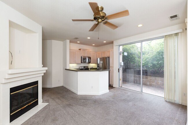 Building Photo - 2 Bedroom Townhome in Scripps Ranch
