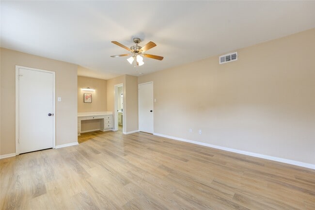 Building Photo - 351 N Post Oak Ln