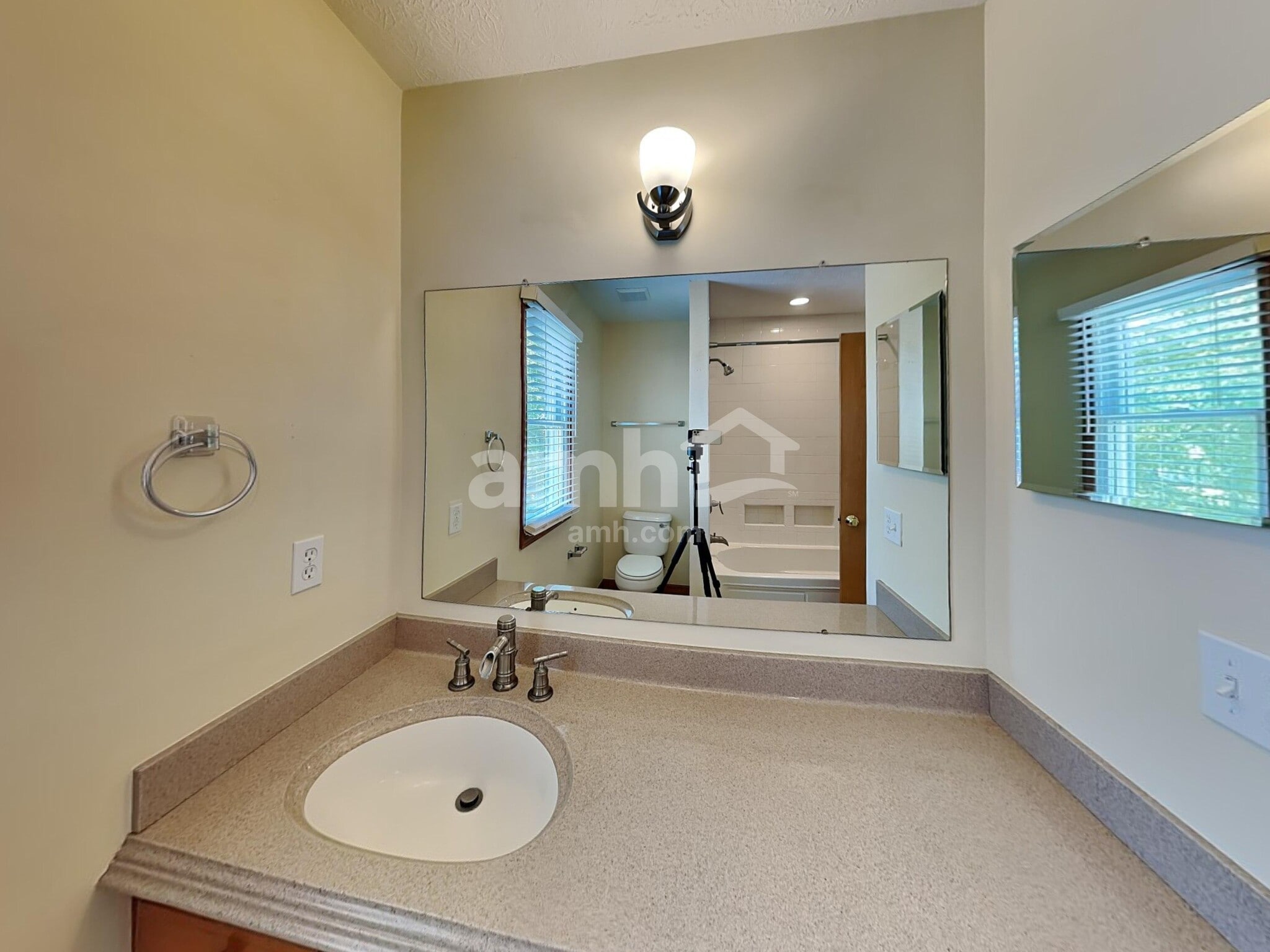 Building Photo - 242 Iris Trail Dr