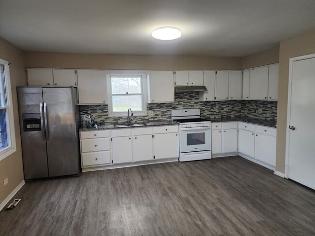 Building Photo - 1325 N Glenview Ct