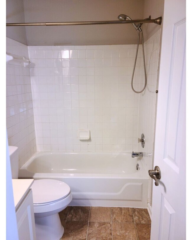 Building Photo - Spacious 3 Bedroom Townhome in Oldfarm.