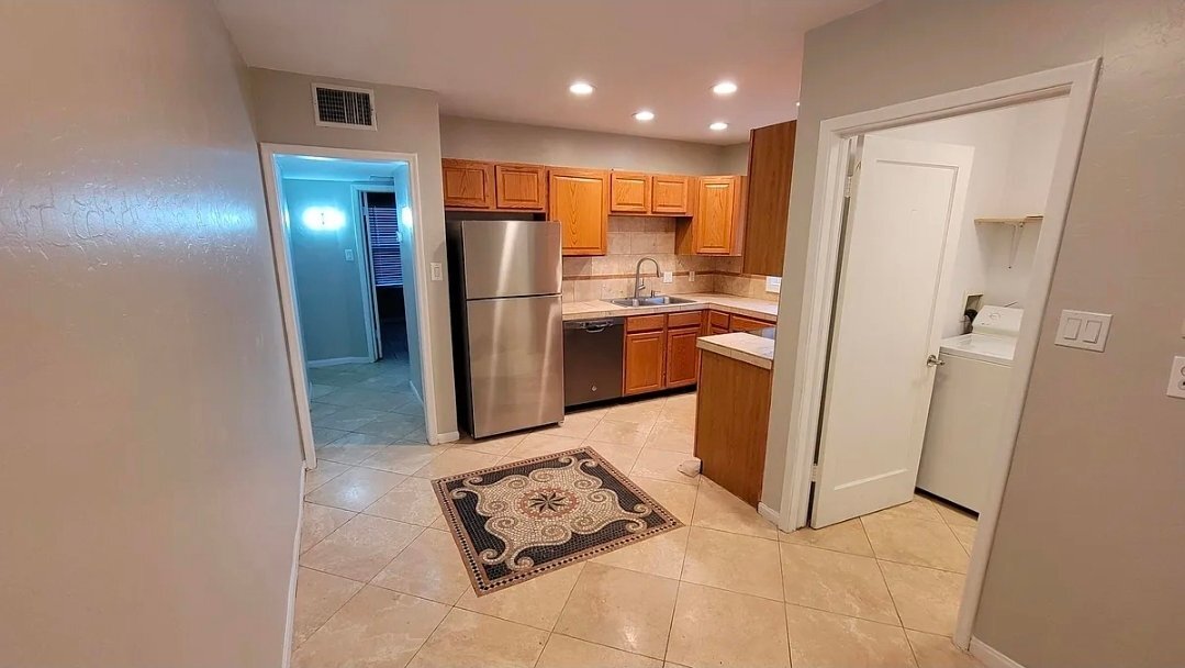 Building Photo - 730 E 1st St