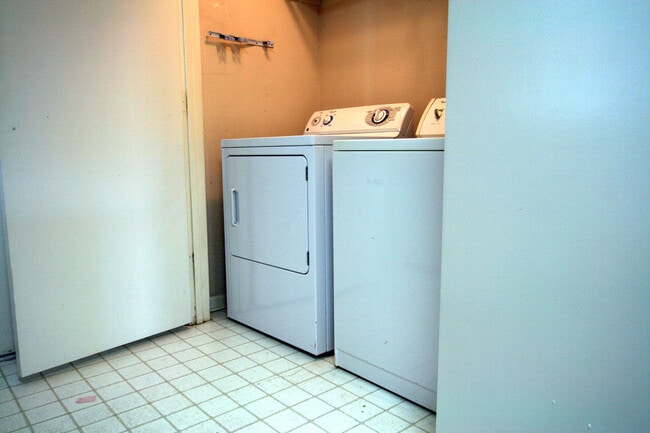 Building Photo - 901 Camellia Ct