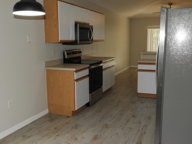 Building Photo - 1520 Vista Lake Cir