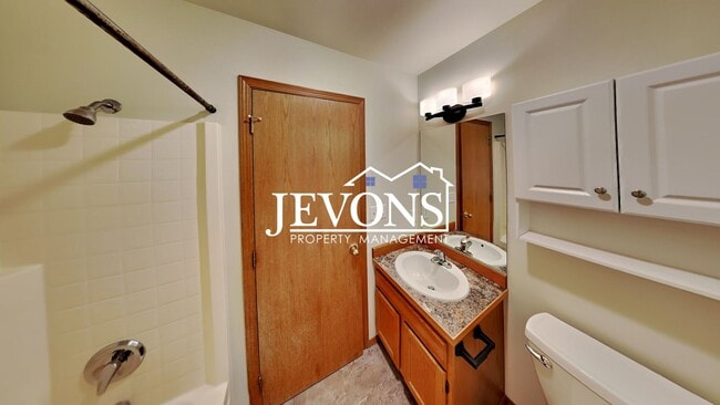 Building Photo - $500 Rent Credit - Two-bedroom home with a fully equipped kitchen, conveniently located near West...