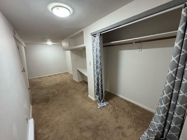 Building Photo - 4 Bedroom home