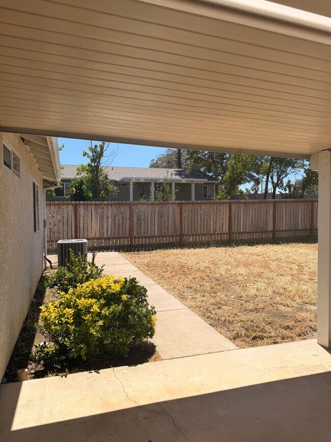 Building Photo - Updated 3-bedroom, 2-bath home in Redding