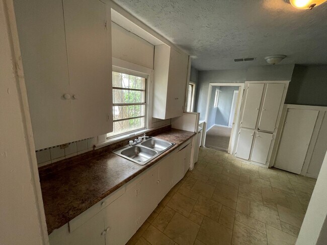 Building Photo - 3310 Lillian St