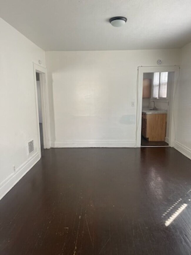 Building Photo - 2515-2517 Midland Ave
