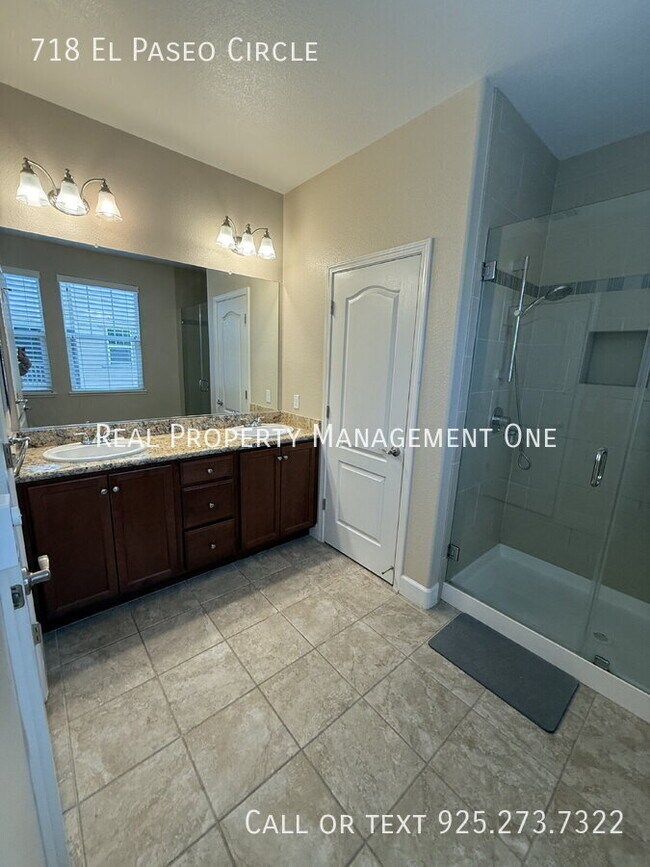 Building Photo - 718 El Paseo Cir