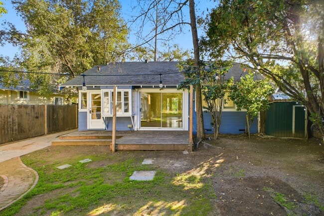 Building Photo - Charming 2-Bedroom Home with Private Yard