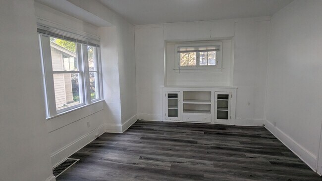 Building Photo - 711 Roselawn Ave