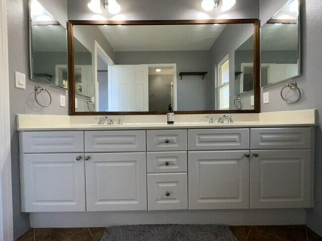 Building Photo - 4 bedroom, 2.5 bath, Mountain and Ocean Ba...