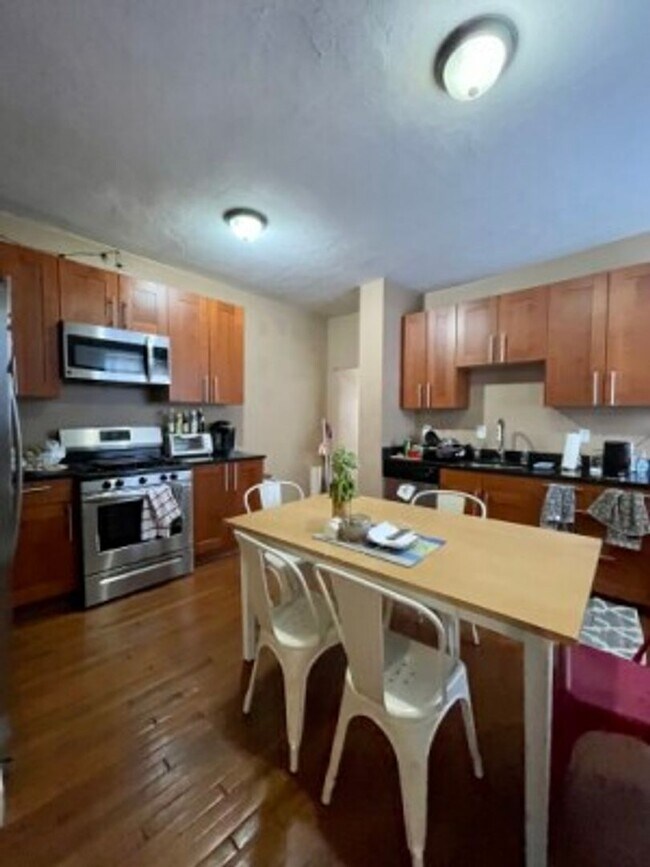 Building Photo - Spacious 5 Bed/2 Bath Close To The B Line!