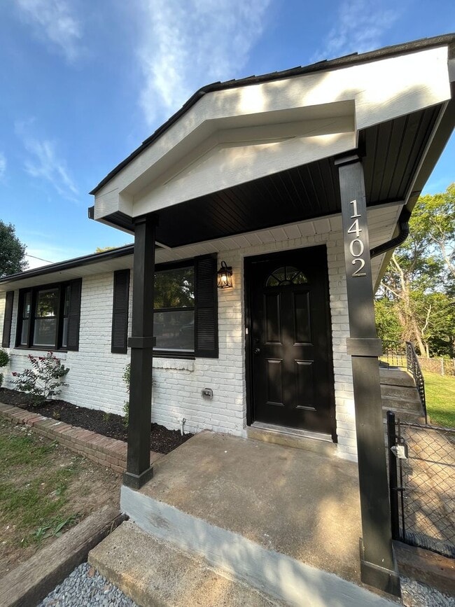 Building Photo - Desirable East Nashville Farmhouse