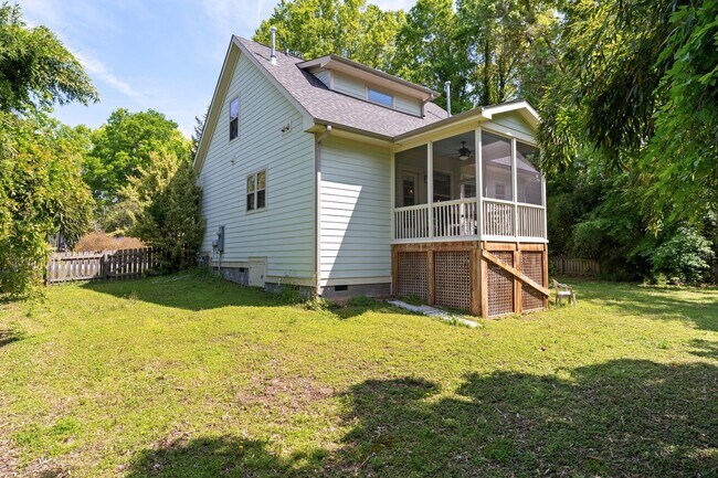 Building Photo - Delightful 3 bed, 2.5 Bath in the Heart of...