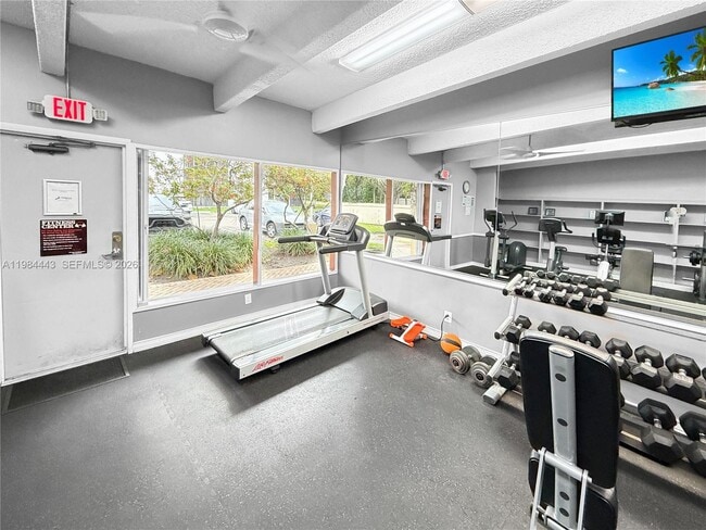 Building Photo - 3301 N Country Club Dr