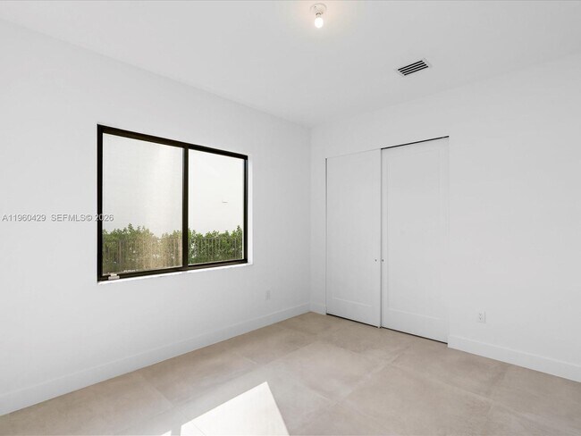 Building Photo - 19701 NE 16th Pl